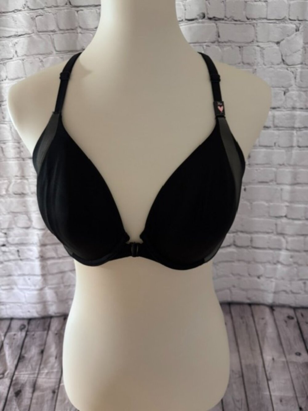 NWOT Victoria's Secret Body by Victoria Front Close Racerback Bra 36C